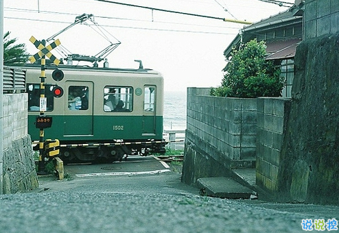 我还是很喜欢你，像星辰亲吻大海，可望不可即