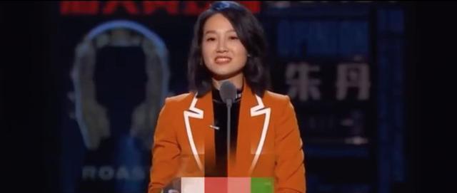朱丹回应口误，称打击很大找了心理医生，还在现场念人名绕口令