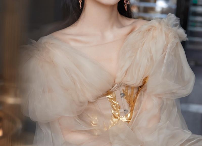 “我家规矩儿媳吃饭不能上桌”婆婆刚说完被儿媳赶出门：这是我家