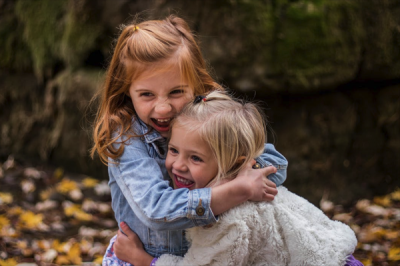 ​爸爸带娃发朋友圈的精美句子（爸爸带娃搞笑说说 这样的遛娃方式太个性）