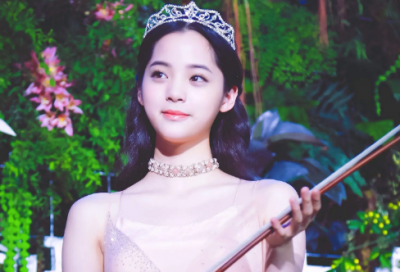 ​姑苏台上乌栖时，吴王宫里醉西施：李白《乌栖曲》全文翻译赏析